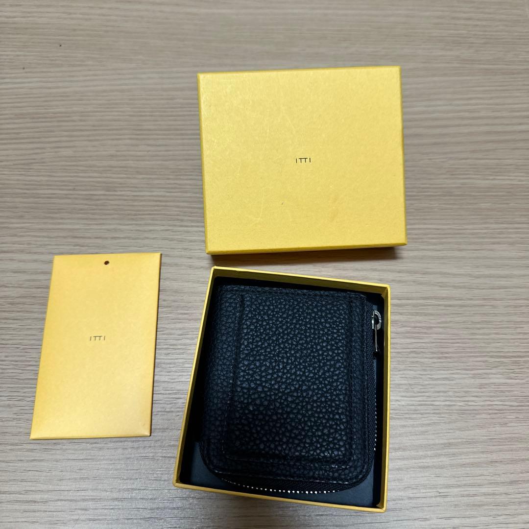 【美品】　ITTI コンパクトウォレット　黒　ブラック　折財布　ジッブ