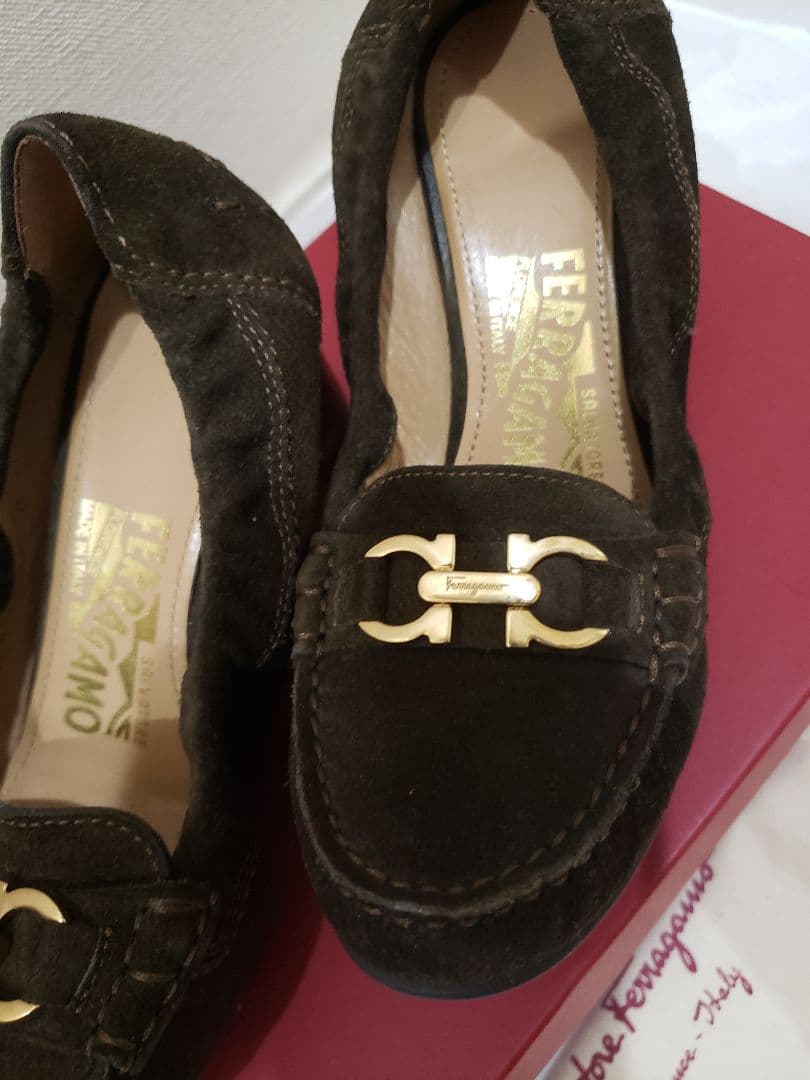 Ferragamoのスエードパンプス