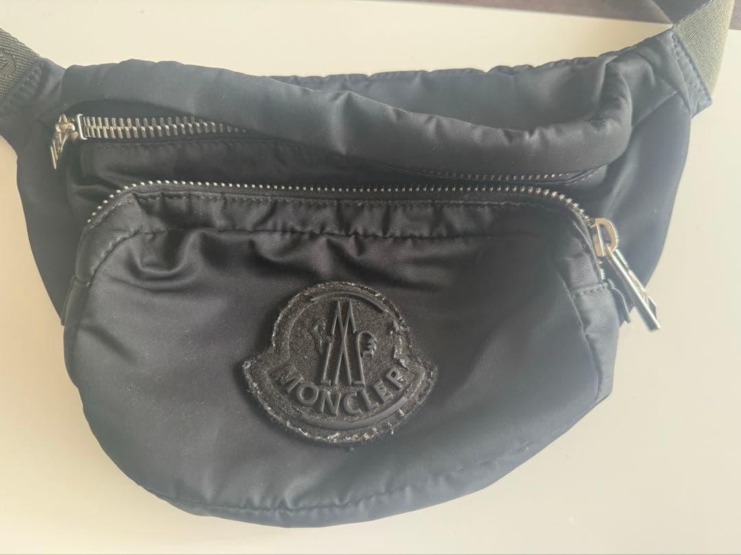 更にお値下げしました！激安！MONCLER ブラック ウエストポーチ