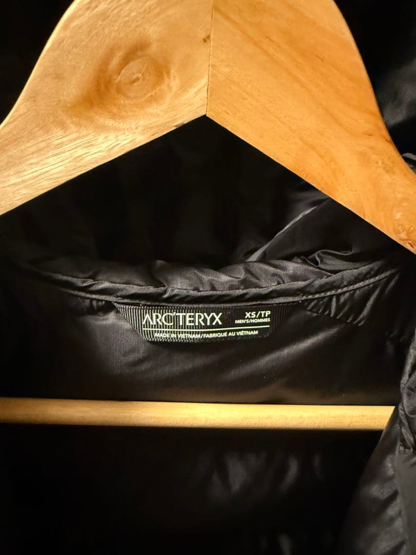 ARC'TERYX ブラックダウンジャケット ソリウムXS