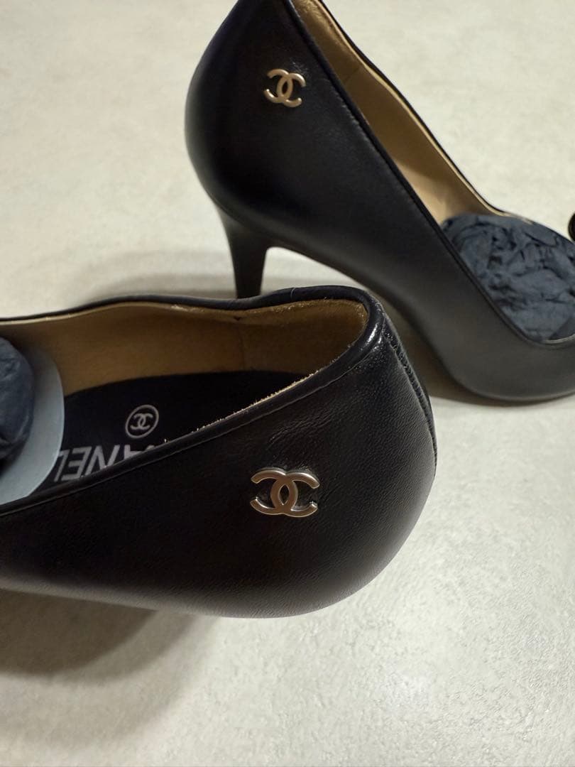 CHANEL リボン&ロゴ ヒール 38ハーフ ブラック