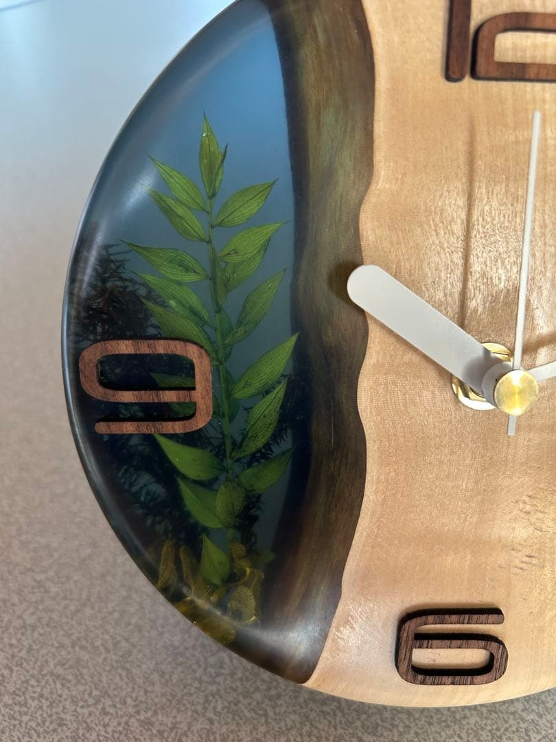 栃の木×レジンのボタニカル置き時計