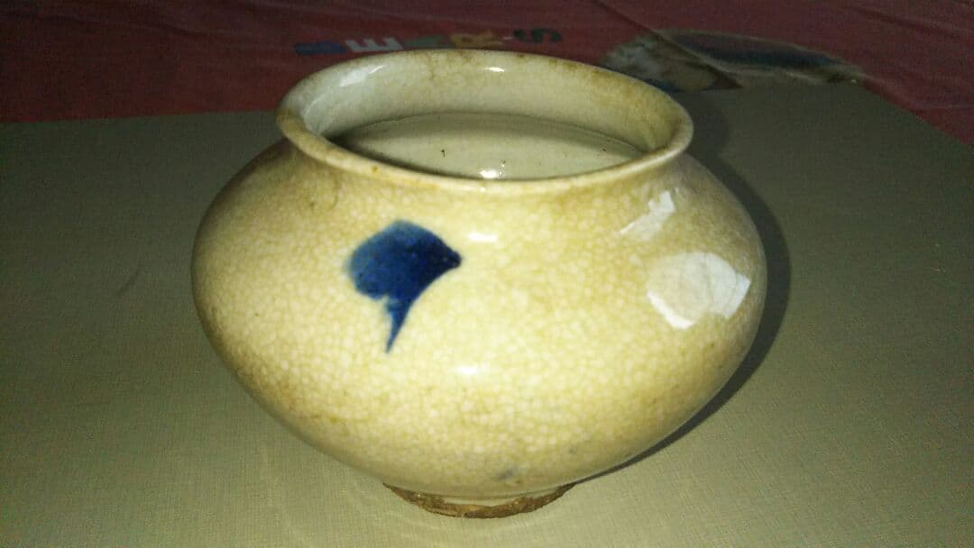 李の古い物です400年前後の古い白磁だと思います