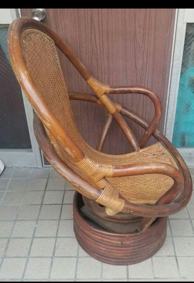 帰省中のみのお取り引きしっかりしたつくりの木製回転椅子です