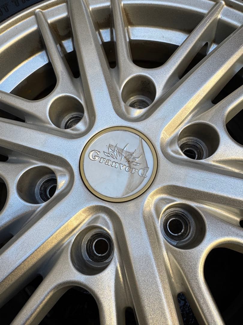 ハイエース15インチ ホイール付スタッドレスタイヤ