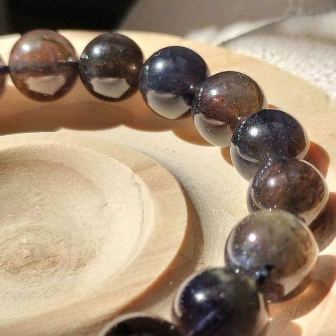 太陽の煌めきで内面を整える力を秘めた｜アイオライトサンストーン｜10mmブレス