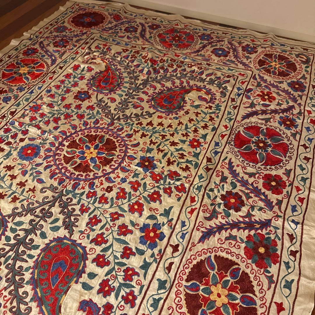 新品　スザニ　クリーム色の花柄　シルク100%
