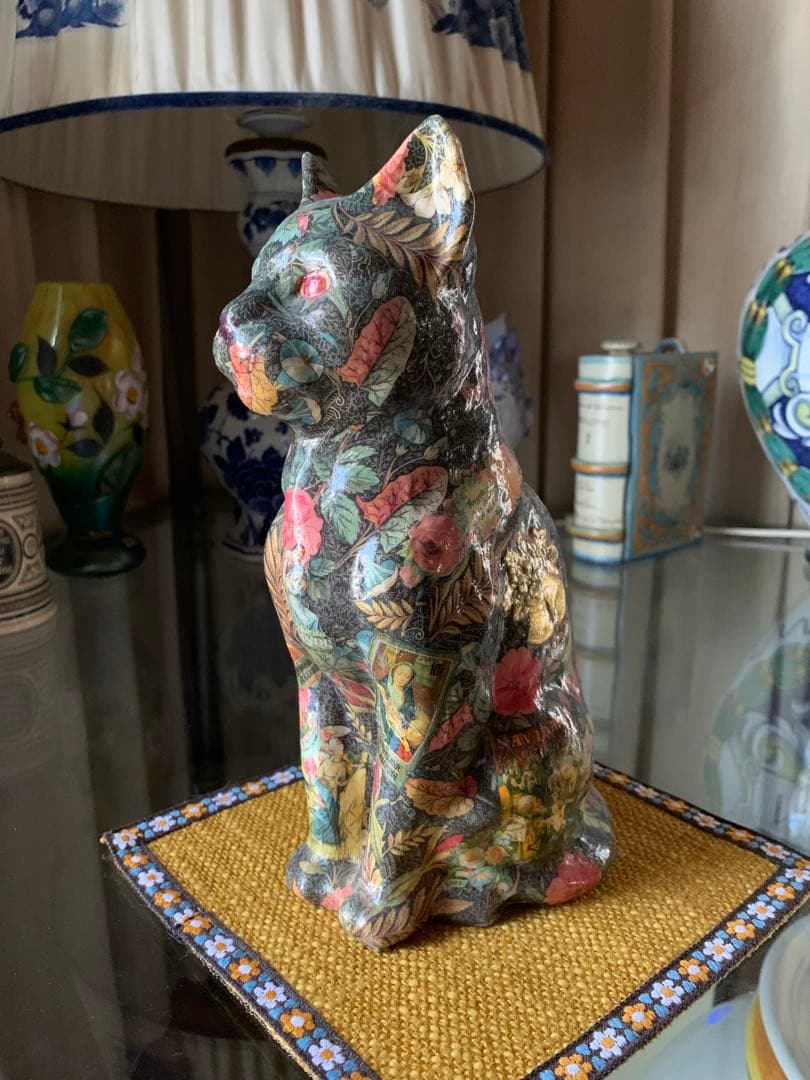 イギリス製デコパージュ猫　立ち姿の凛々しいデコパージュされた猫ちゃん！