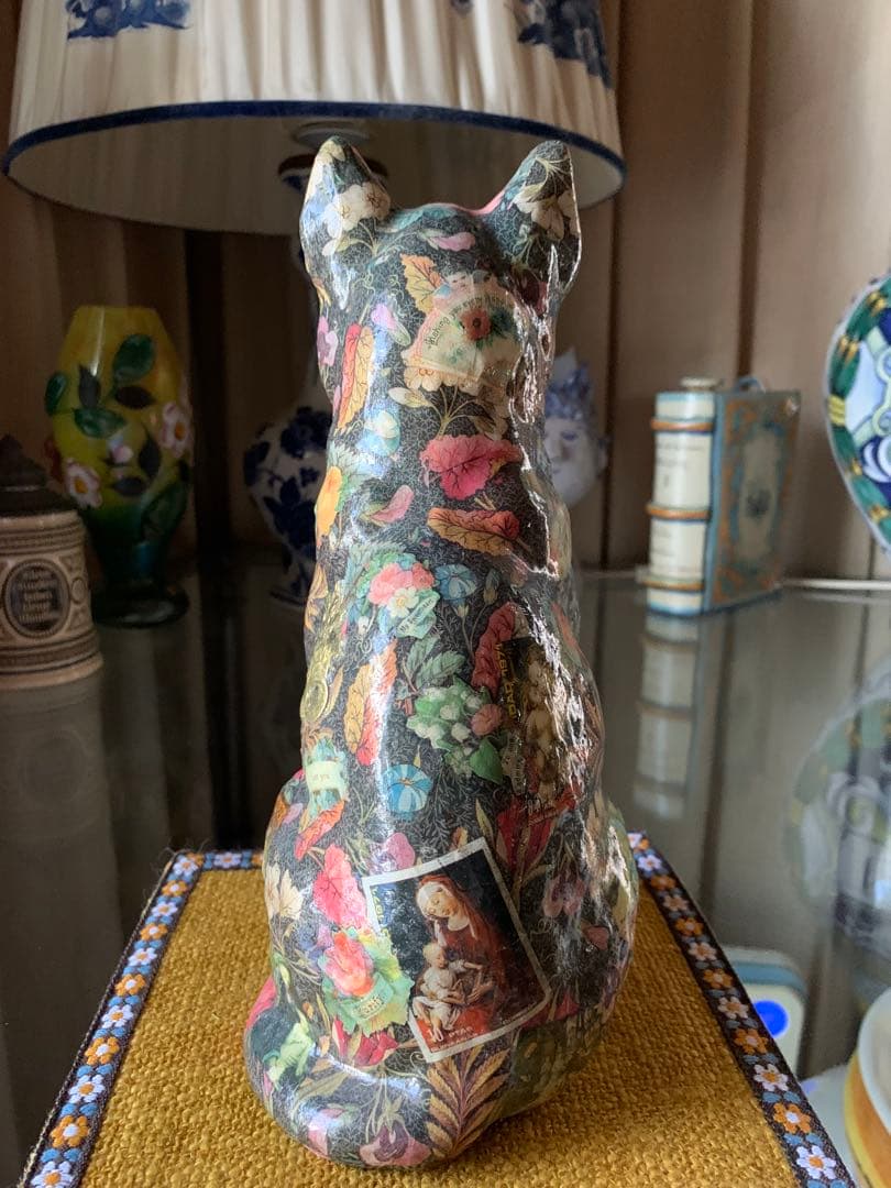 イギリス製デコパージュ猫　立ち姿の凛々しいデコパージュされた猫ちゃん！