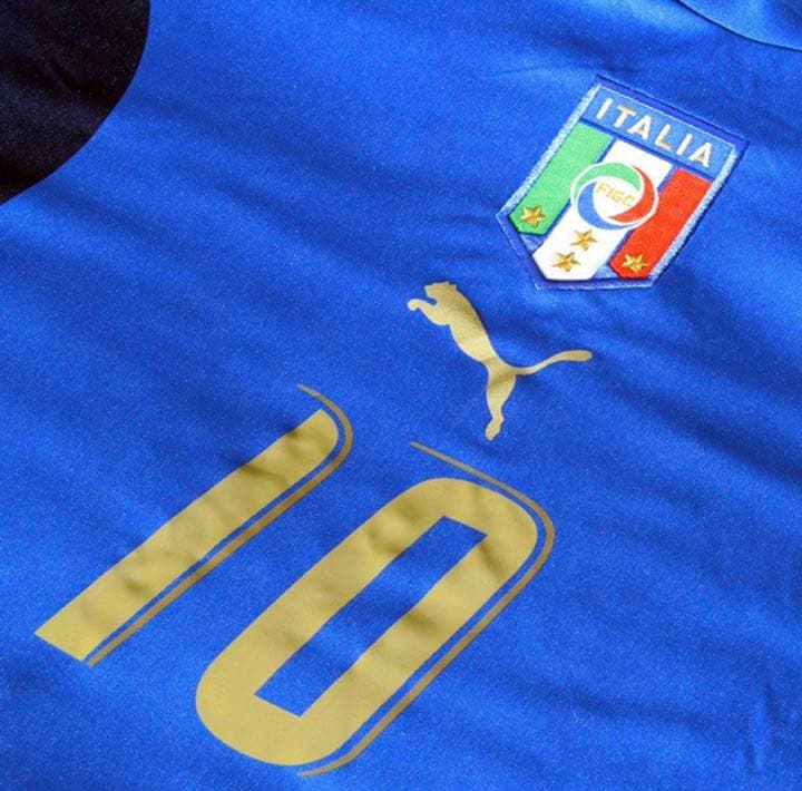 【保証書付】限定販売トッティ直筆サイン入り イタリア代表 サッカー　ユニフォーム