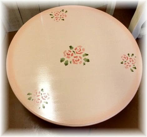 薔薇のステンシルとカッティングの折り畳みラウンドテーブル60cmピンク日本製