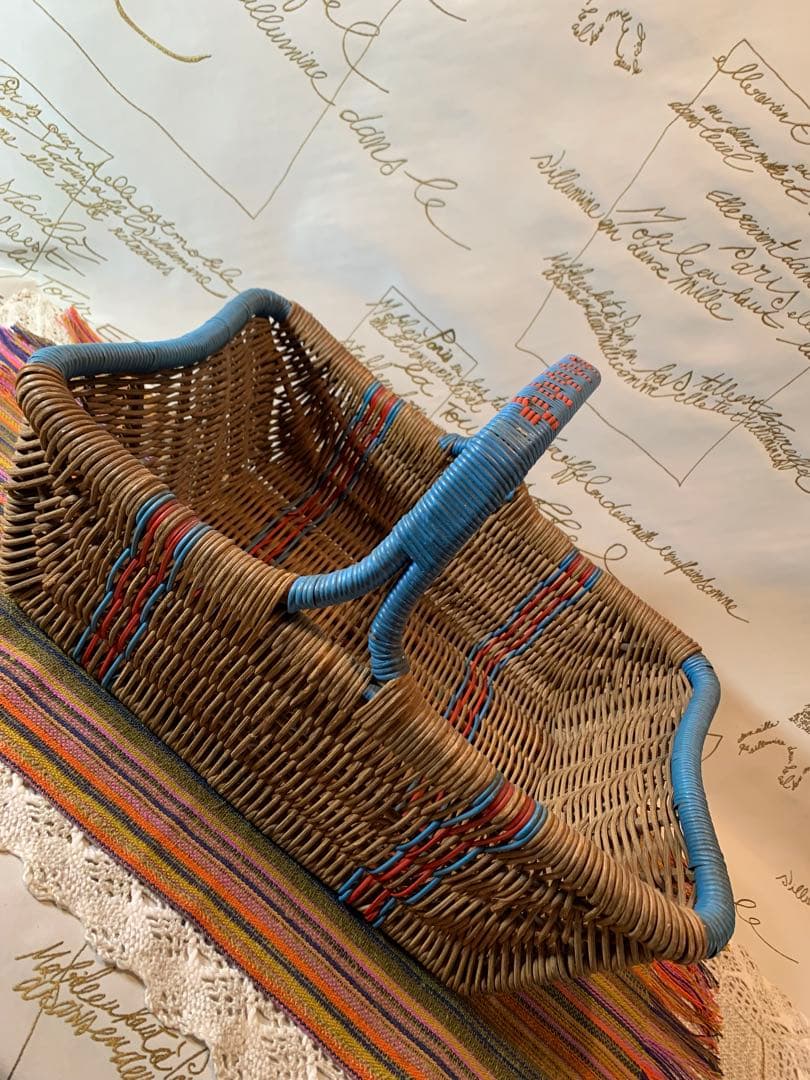 フランス製　アンティーク　ビニールの編み込みの色合いと形が素敵なバスケット！