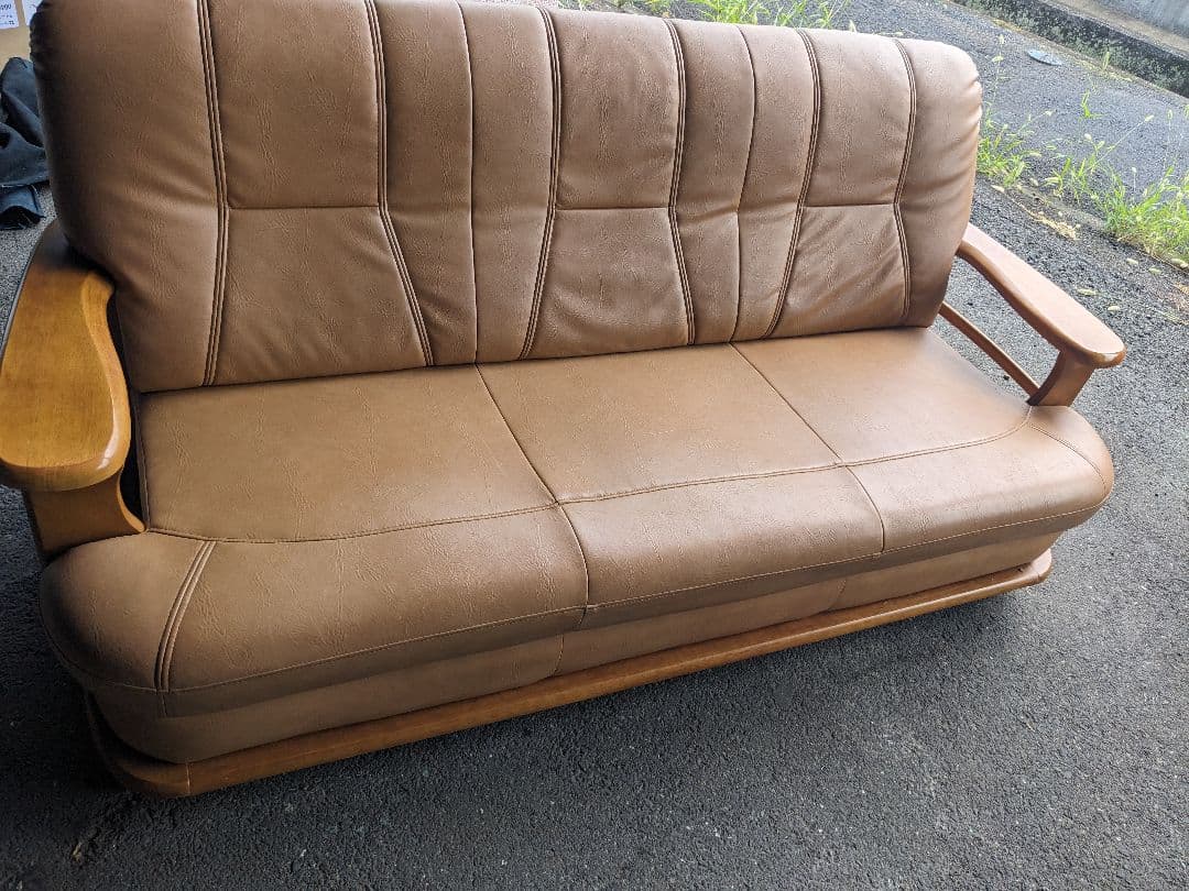 ブラウン3人掛けソファ 合成皮革 木製アームレスト 【香川県】
