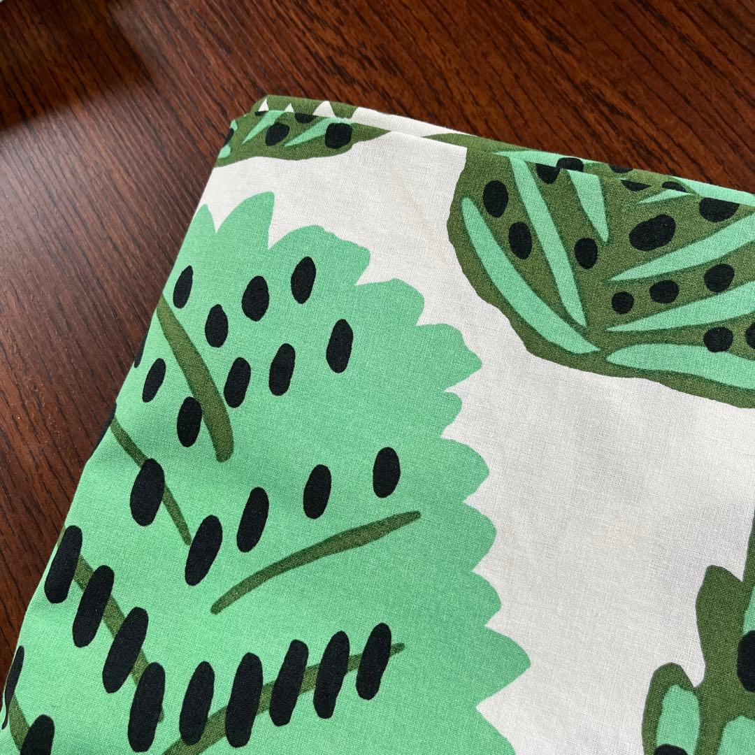 マリメッコ　marimekko メトサンヴァキ　掃き出し窓用カーテン1枚