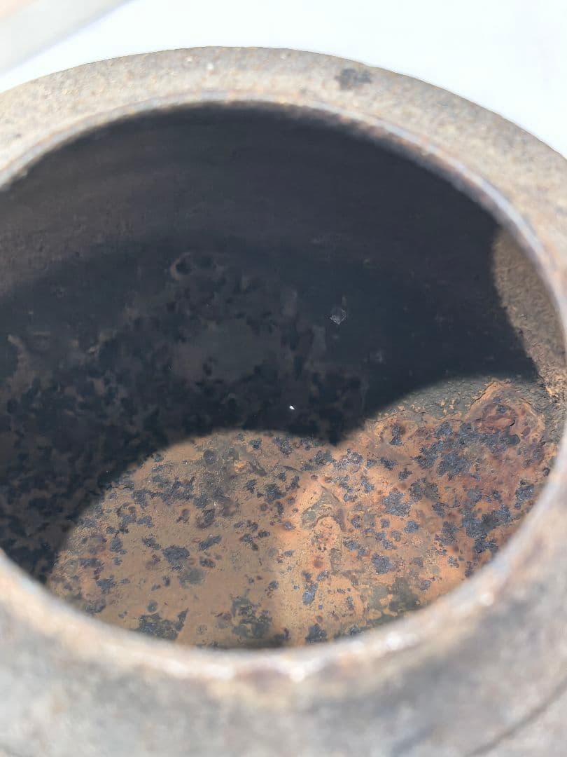 鉄製丸型鉄瓶 彫刻入りハンドル 銀象嵌