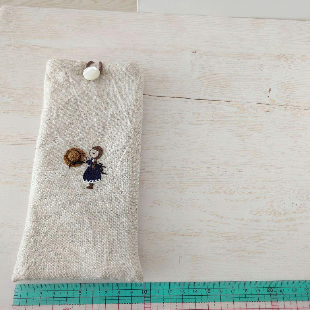 手刺繍入　貝ボタン付き メガネケース/ペンケース【女の子と麦藁帽子】