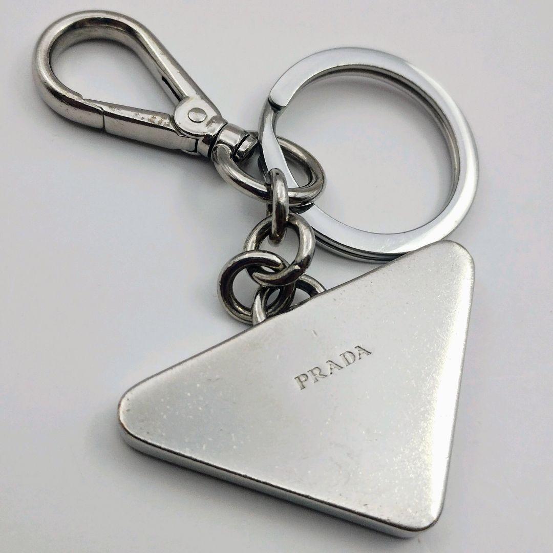 【美品✨】PRADA サフィアーノ トライアングル ロゴ シルバー キーホルダー