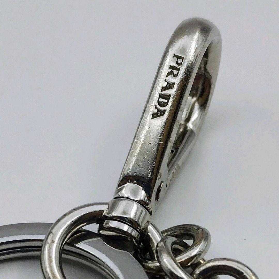 【美品✨】PRADA サフィアーノ トライアングル ロゴ シルバー キーホルダー