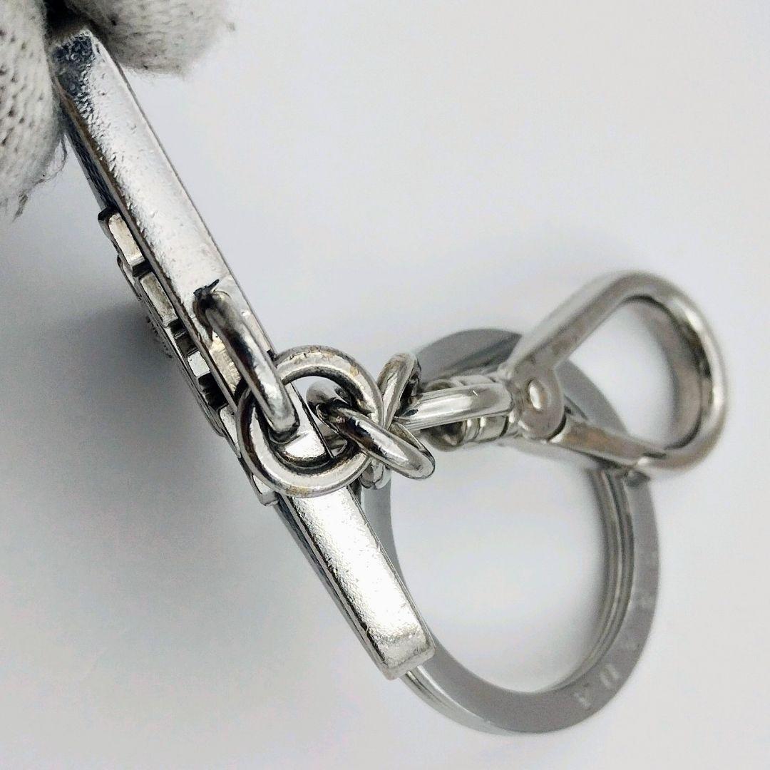 【美品✨】PRADA サフィアーノ トライアングル ロゴ シルバー キーホルダー