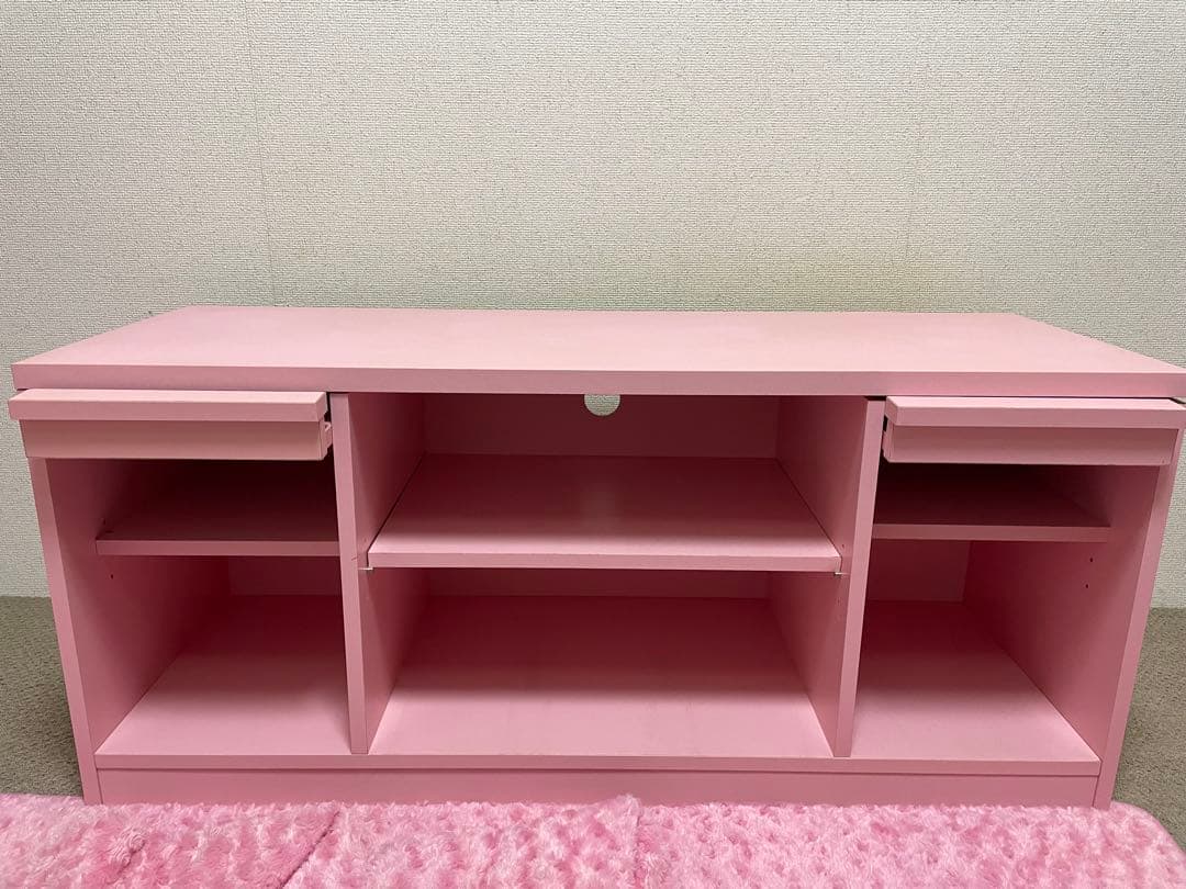 ピンクの木製ラック 引き出し付き