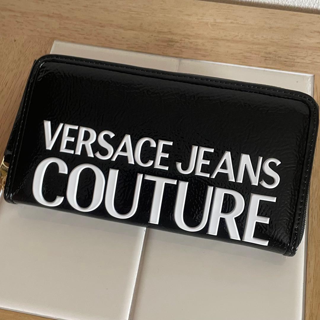 ヴェルサーチェジーンズクチュール ホワイト ロゴ ブラック 長財布