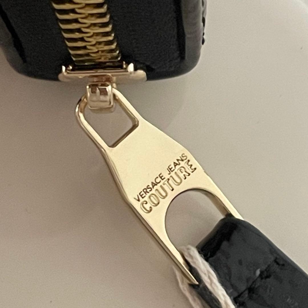 ヴェルサーチェジーンズクチュール ホワイト ロゴ ブラック 長財布