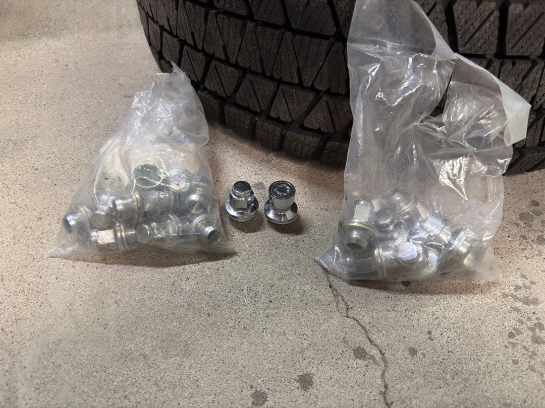 285/50r20 スタッドレス ランクル200 後期純正ホイール　ブリヂストン