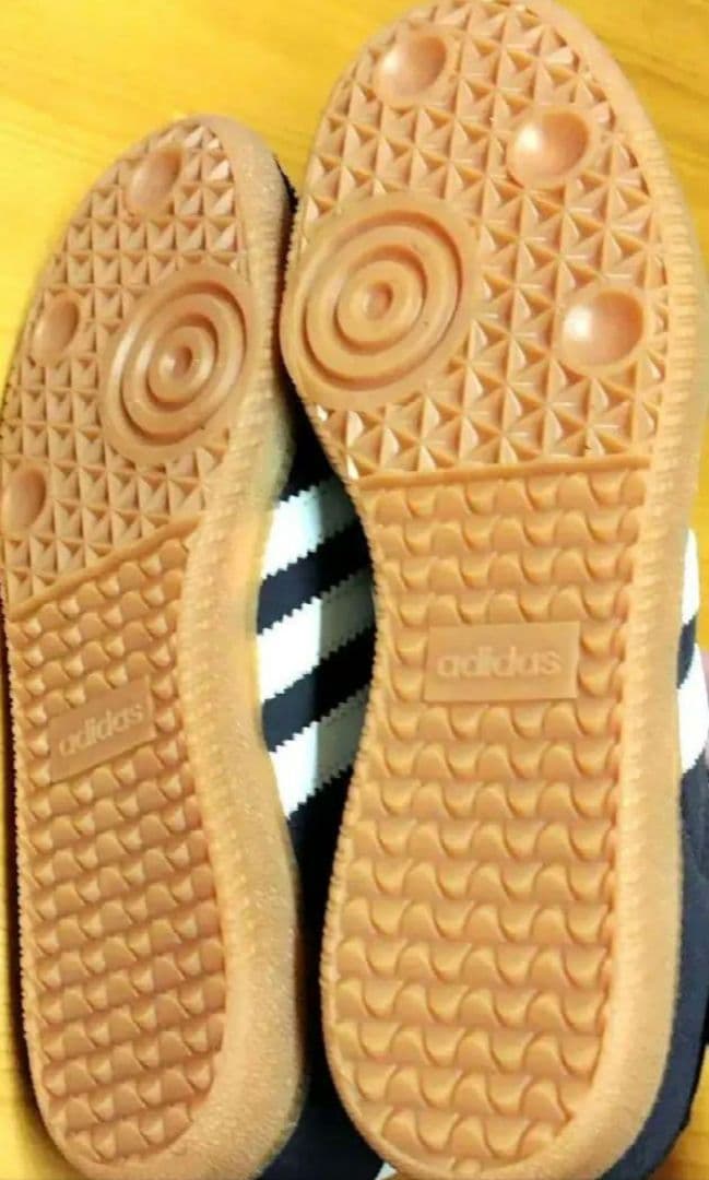 adidas スニーカー