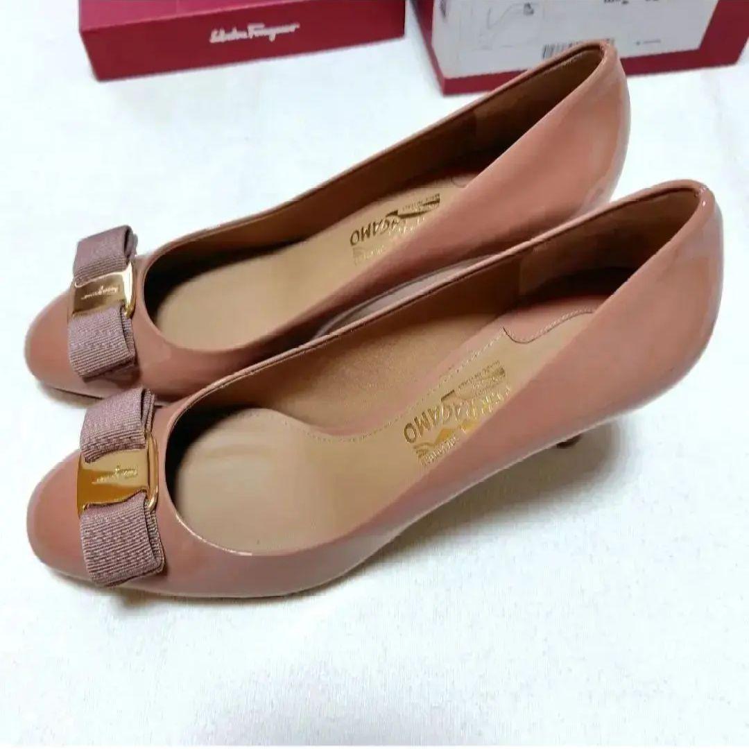 新品!フェラガモ ヴァラリボン 7cmヒールパンプス エナメル 箱袋あり24cm