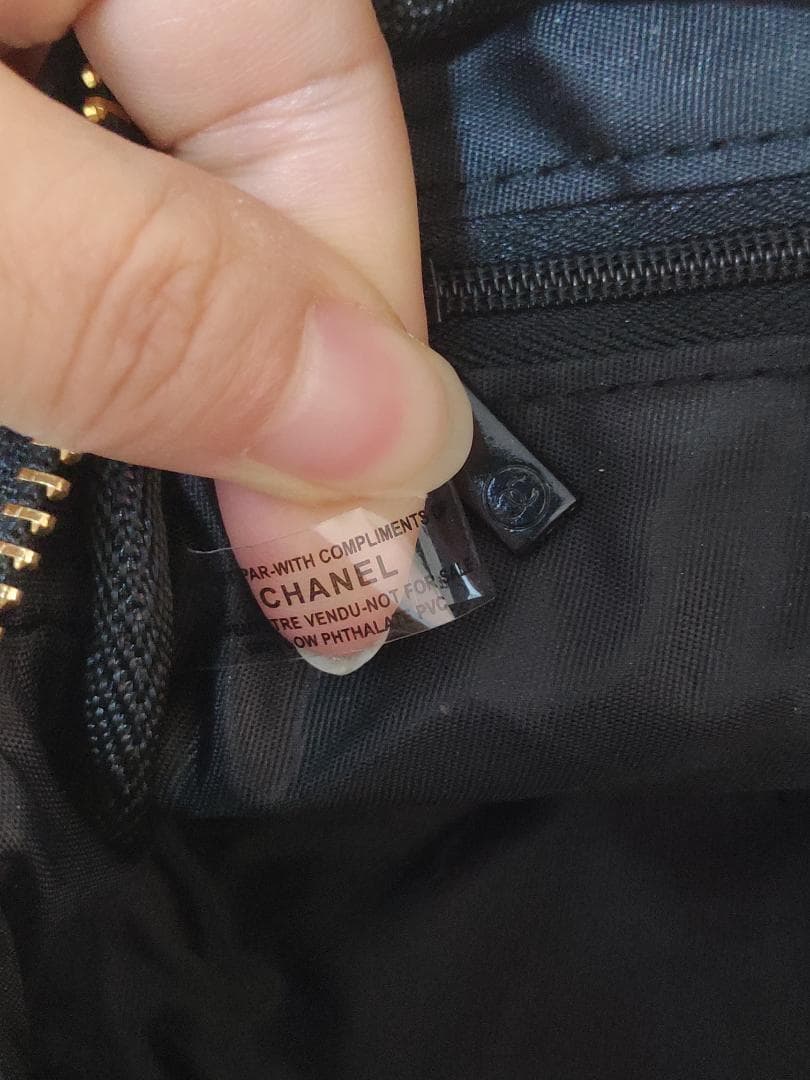 キルティングショルダーバッグ ポーチ型　チャーム付き　黒