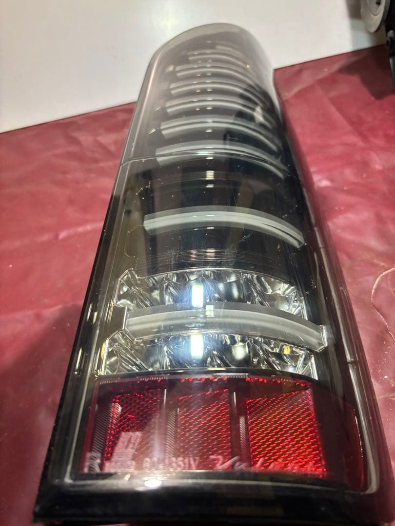 値下げしました　ハイエース200系 LED テールランプ 中古品セット　ジャンク