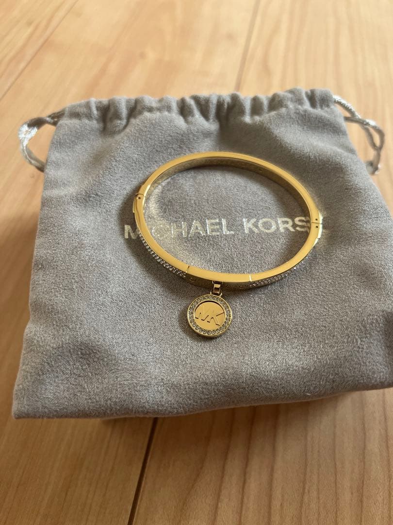 マイケルコース　フルトン　ヒンジ式バングルブレスレット　ゴールド　新品　箱あり