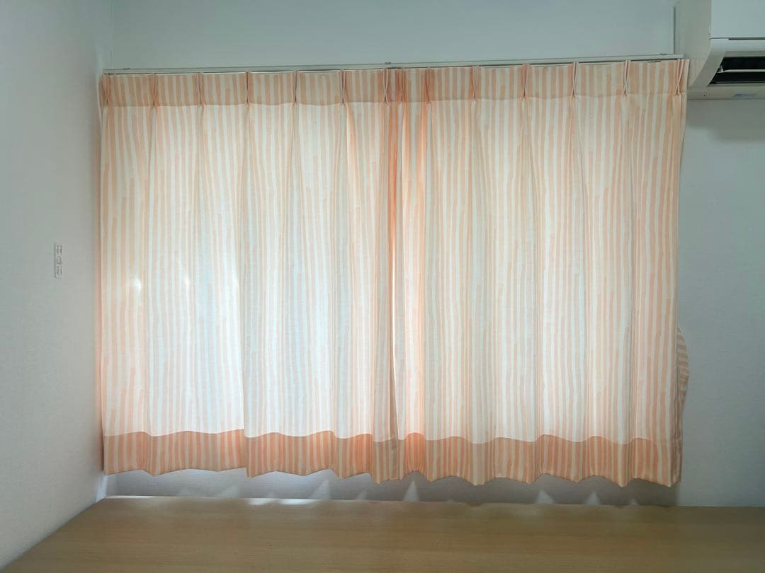 ピンクと白のストライプカーテン