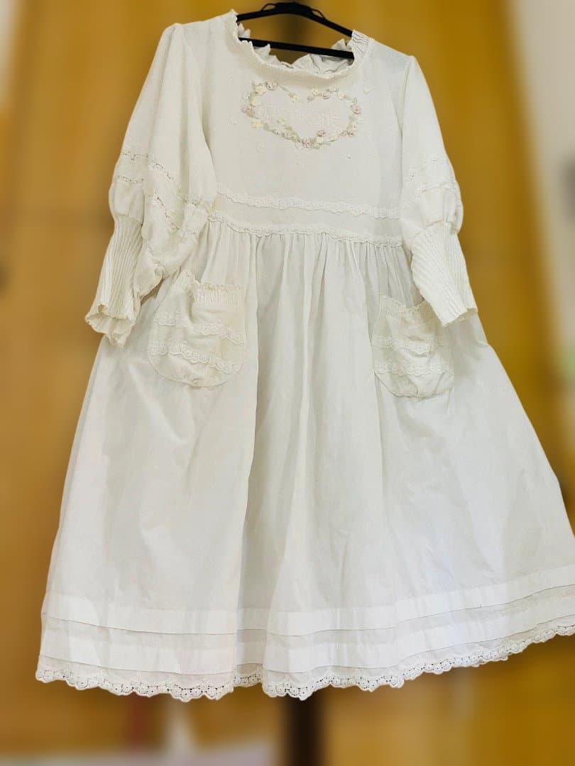 さえら、ヒスクローネの花モチーフホワイトルームウェア