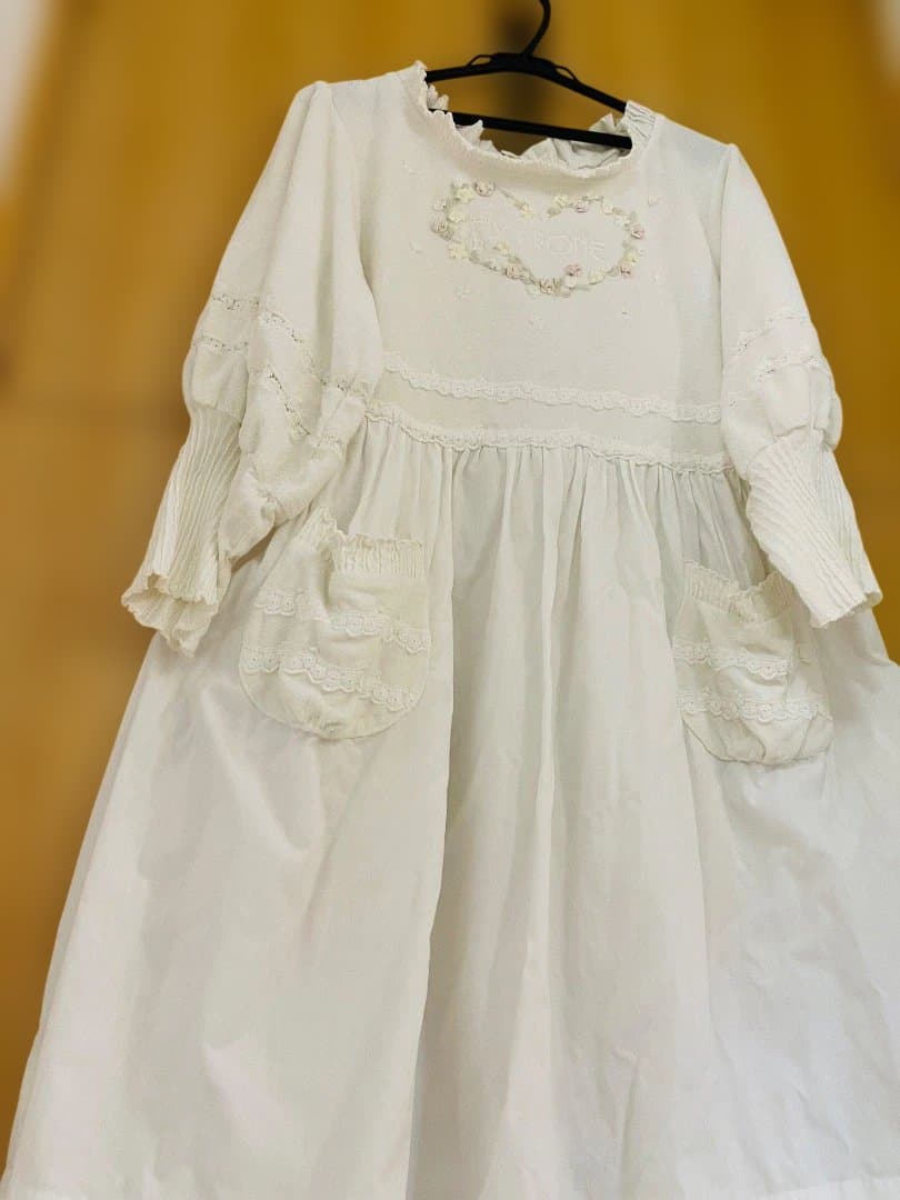 さえら、ヒスクローネの花モチーフホワイトルームウェア