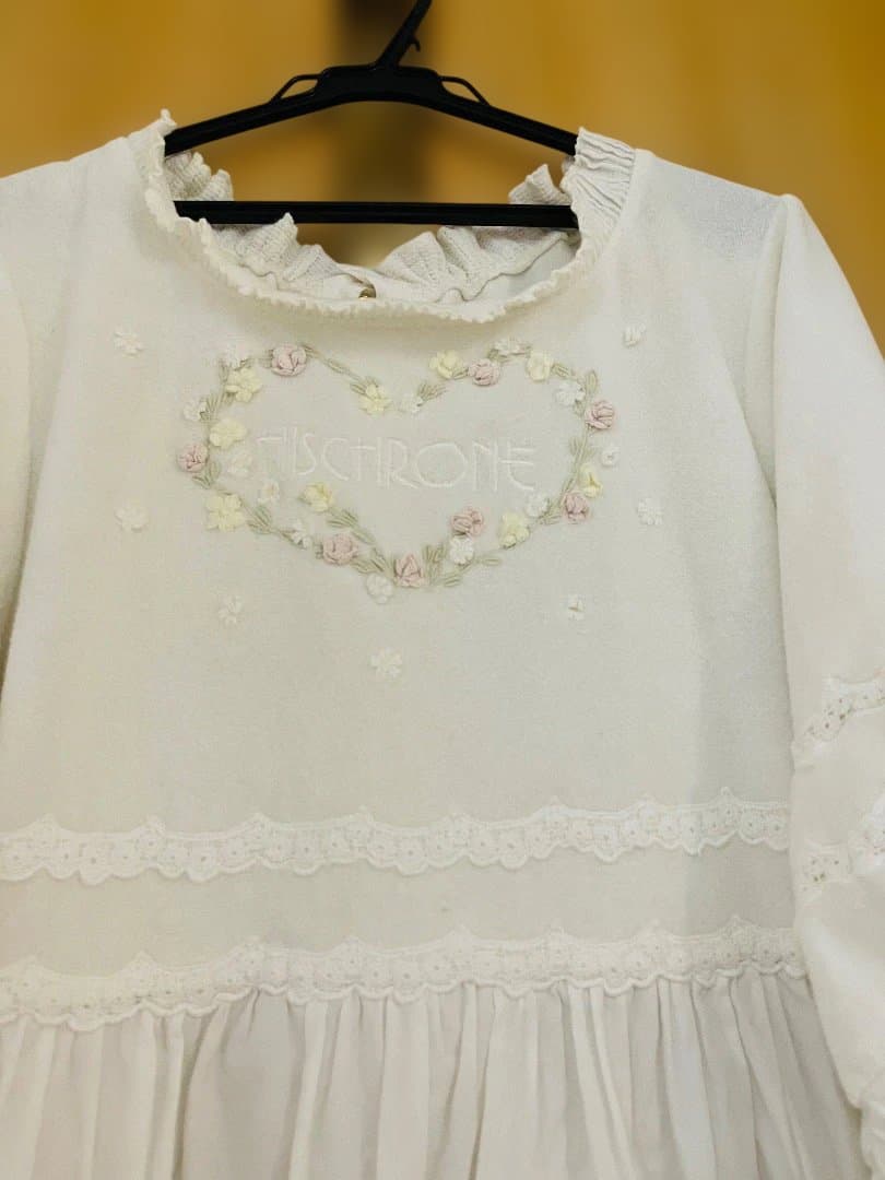 さえら、ヒスクローネの花モチーフホワイトルームウェア