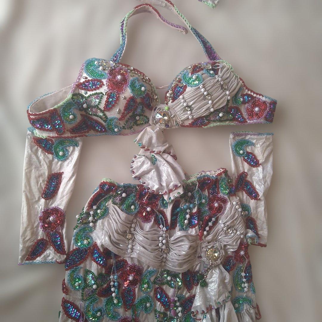 【ラプンツェル様】ベリーダンス衣装　中古　セット　白地に赤、青　多色ビーズ刺繍