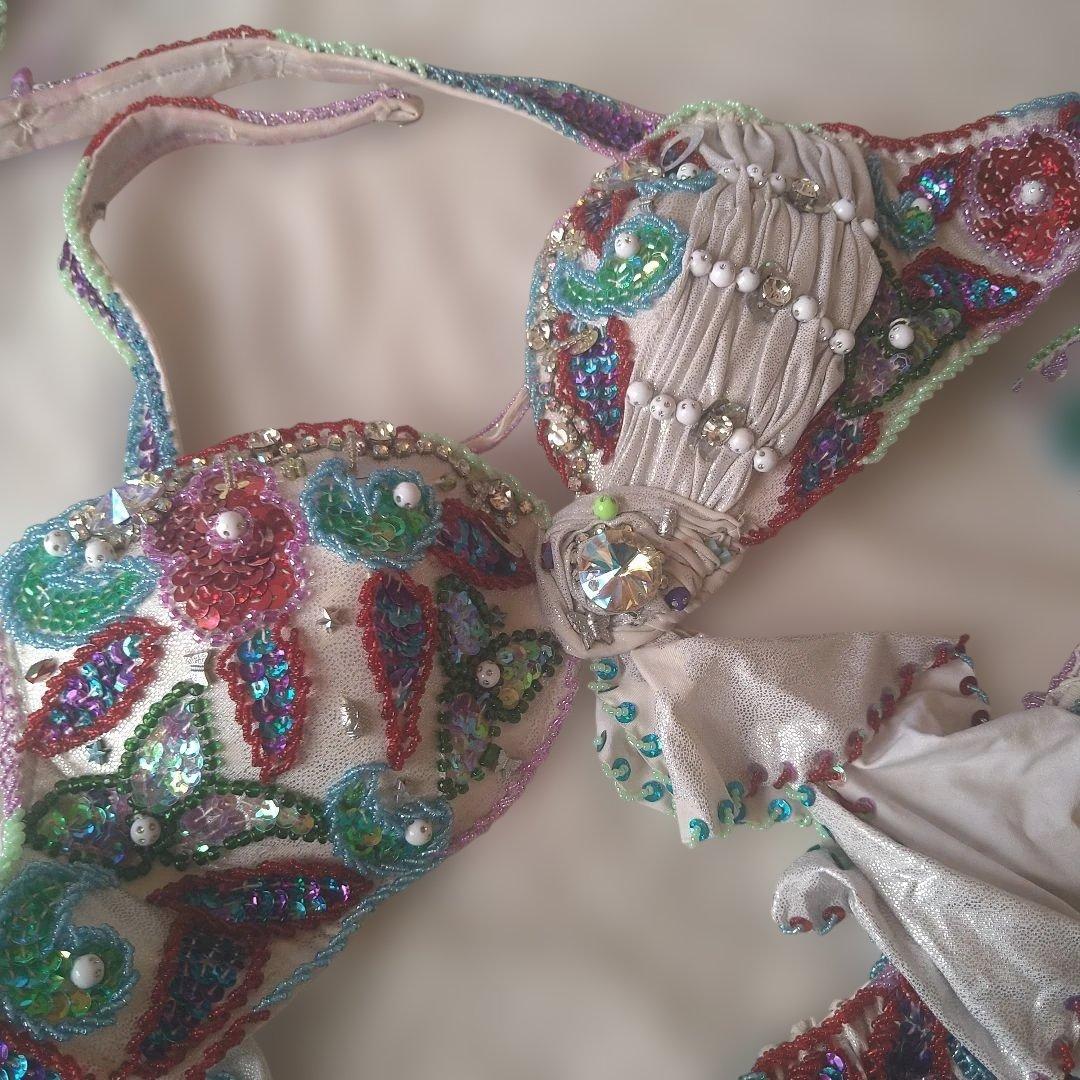 【ラプンツェル様】ベリーダンス衣装　中古　セット　白地に赤、青　多色ビーズ刺繍