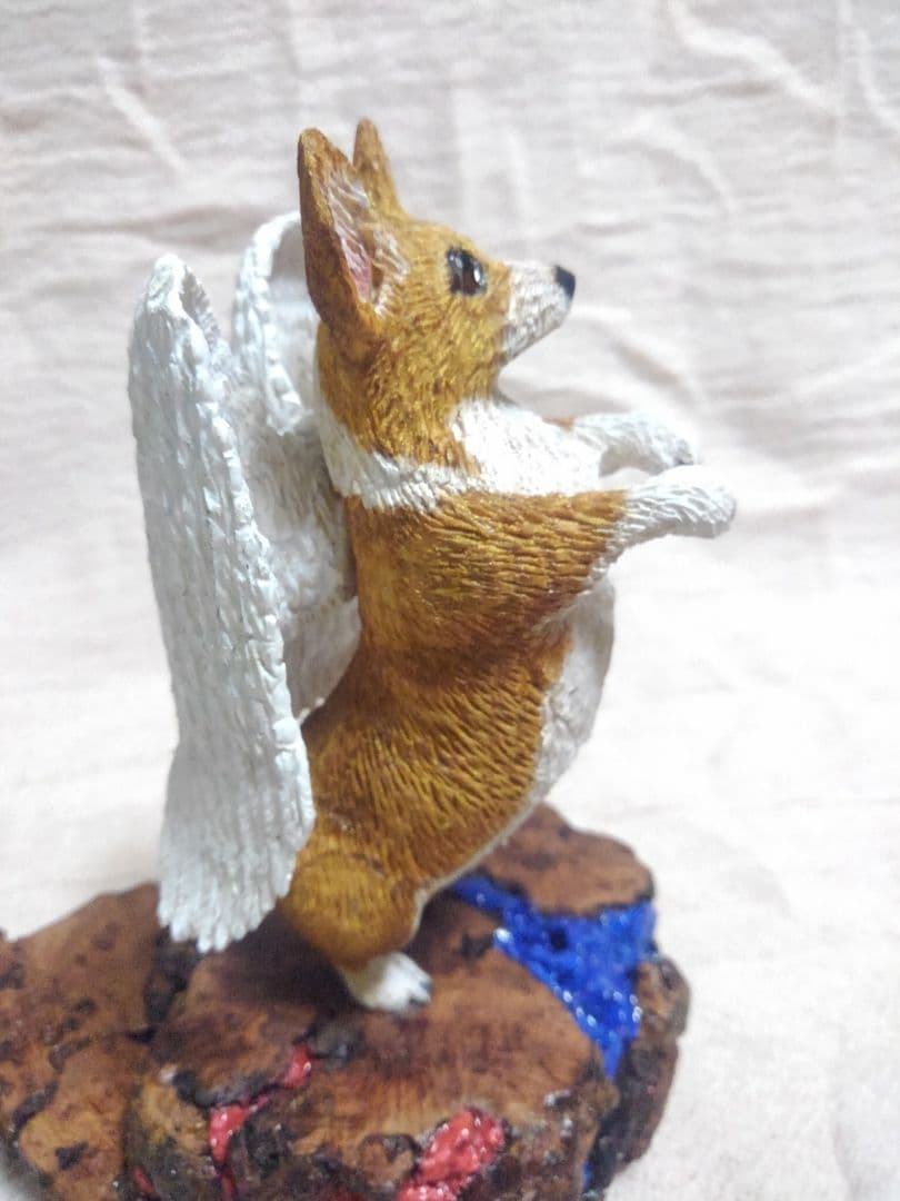 木彫りのコーギー天使への階段