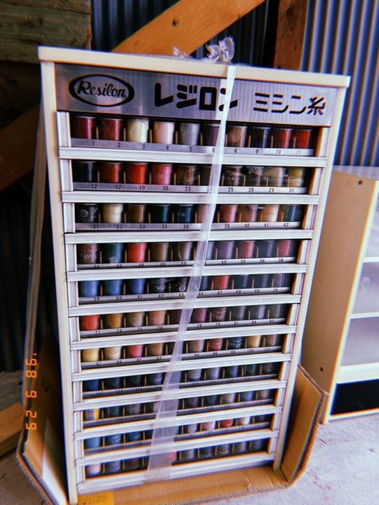 レジロン糸 陳列棚 丸ごと 1人で持てる重さと大きさです。価格要相談 ミシン糸