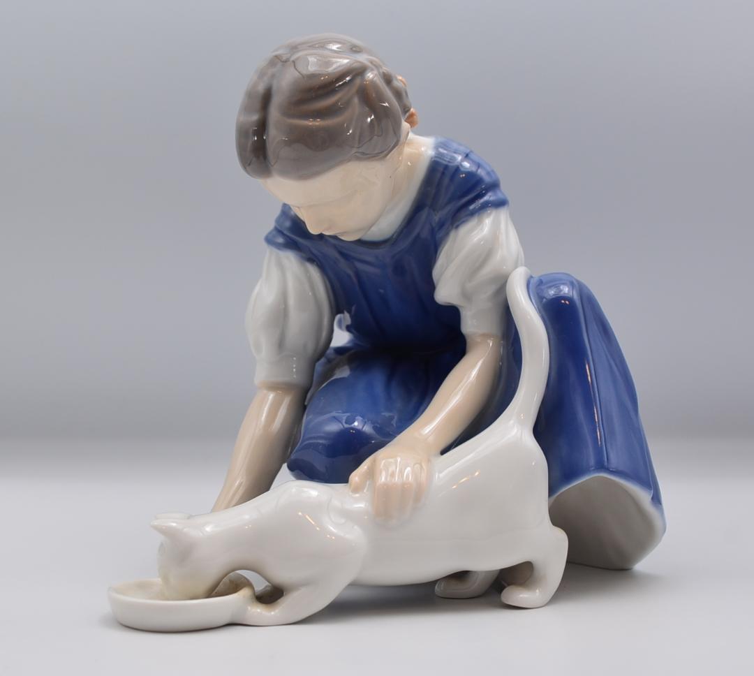 ミルクを与える少女　＃1745　★B＆G（ロイヤルコペンハーゲン）　デンマーク