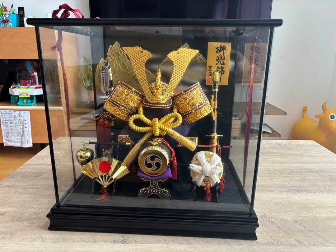 豪華な五月人形 伝統的な兜付き