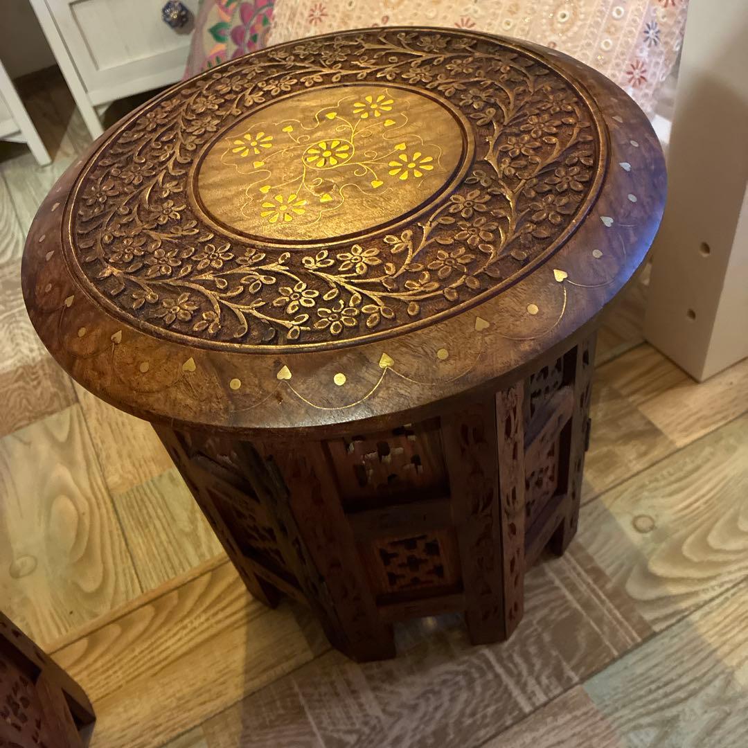 インド製　椅子ミニテーブル折りたたみ可能木製彫刻入り円形　横30cm高さ31cm