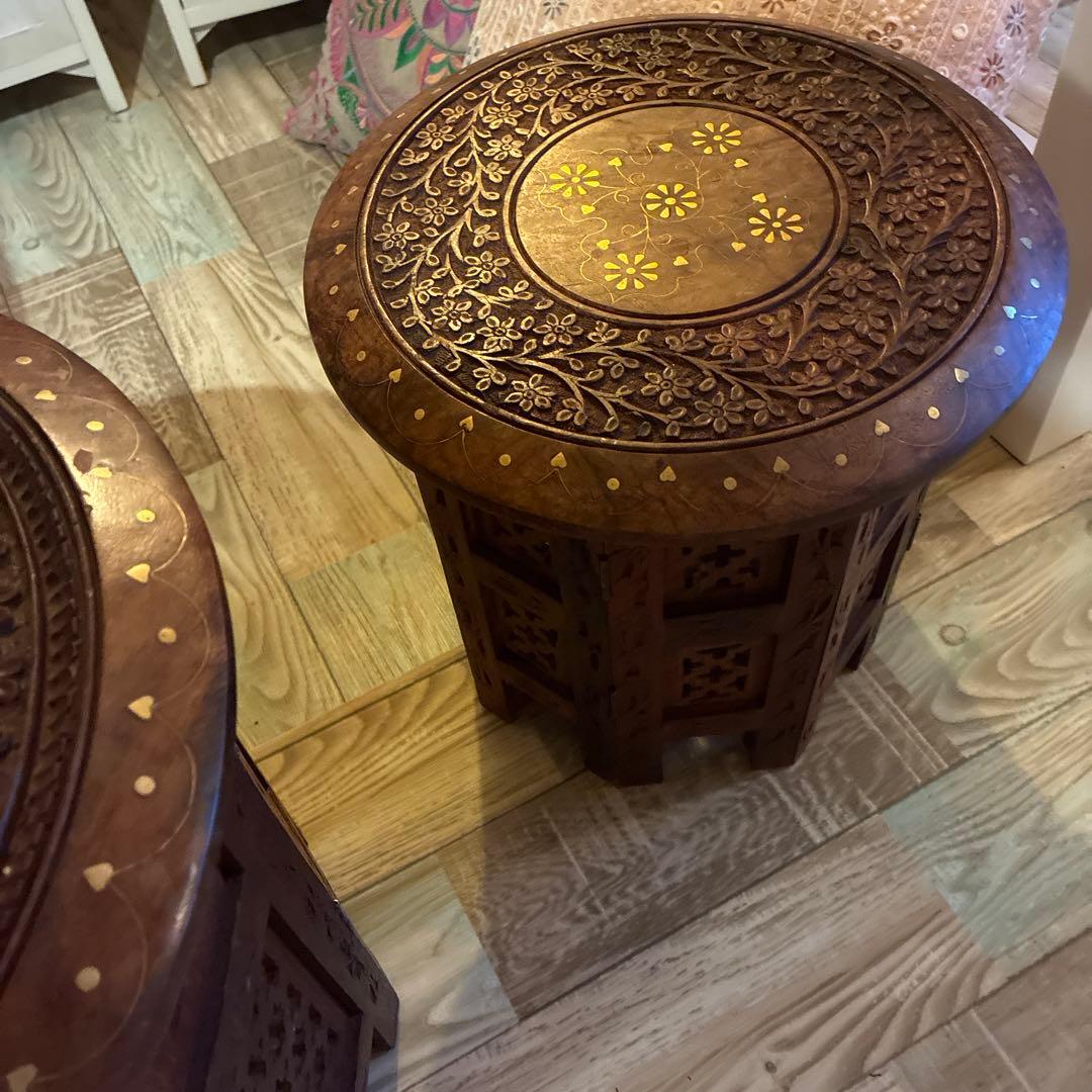 インド製　椅子ミニテーブル折りたたみ可能木製彫刻入り円形　横30cm高さ31cm