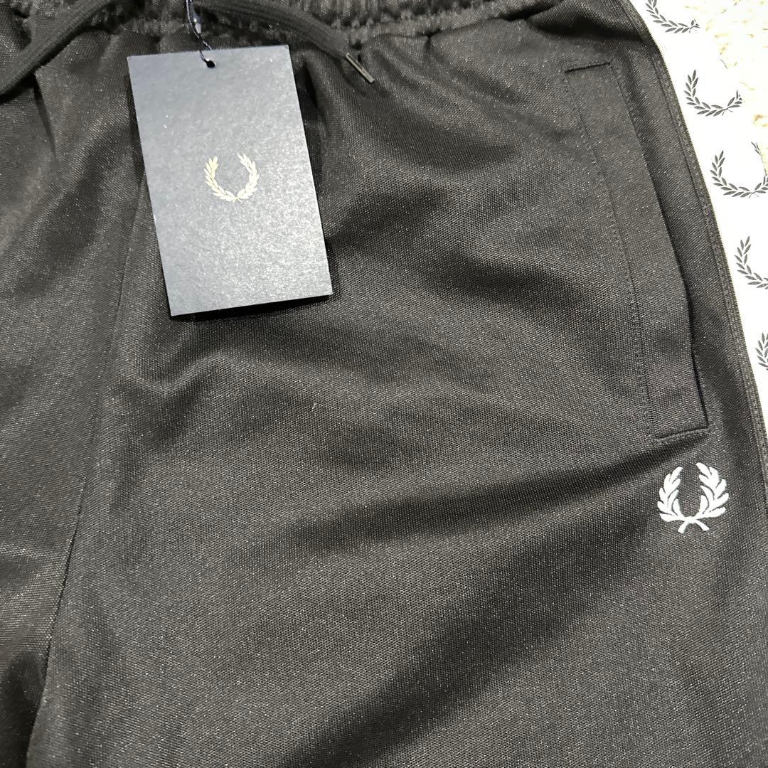 FRED PERRY フレッドペリー トラックパンツ サイドロゴ ブラック