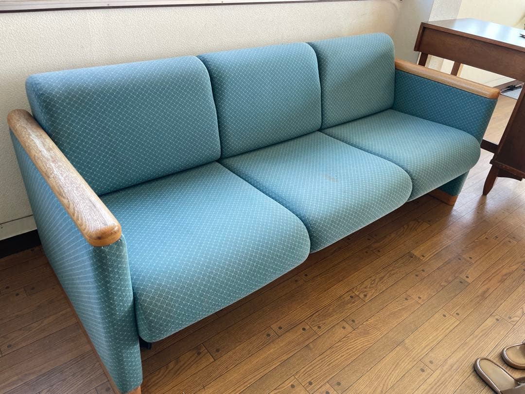 青い布張りの3人掛けソファ　送料込み
