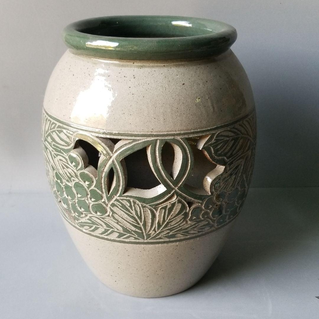 信楽焼傘立て  つぼ型胴彫 高さ４３cm