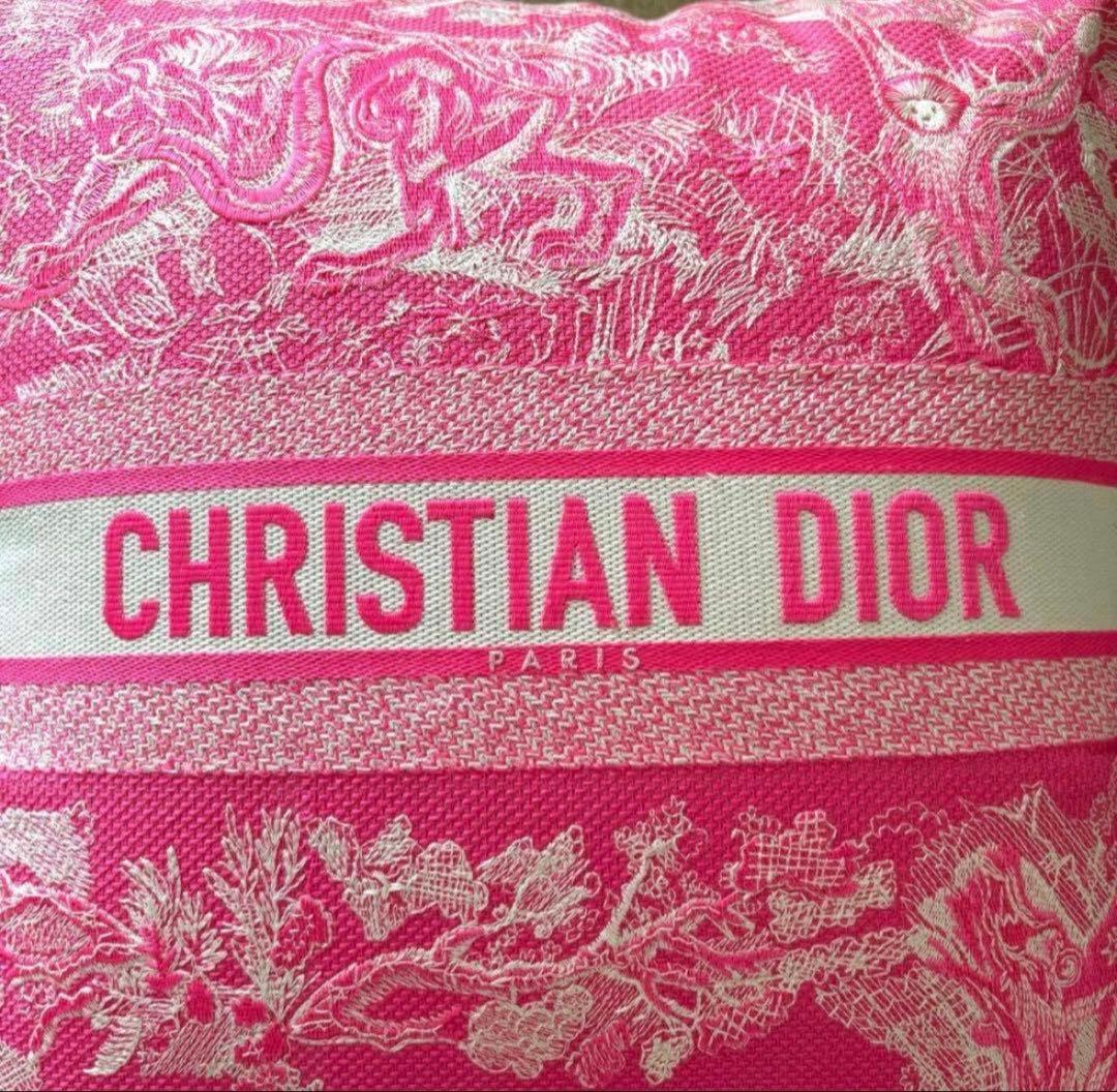 Christian dior ショッキング　ピンク　クッション