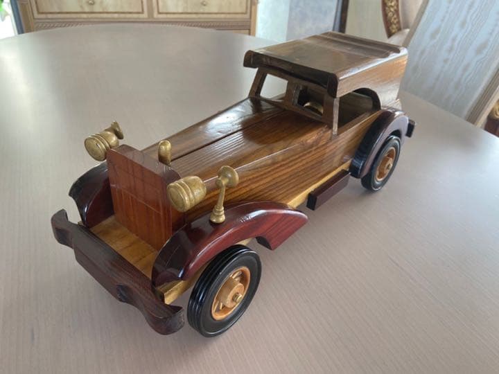 レトロな車の木製オブジェ