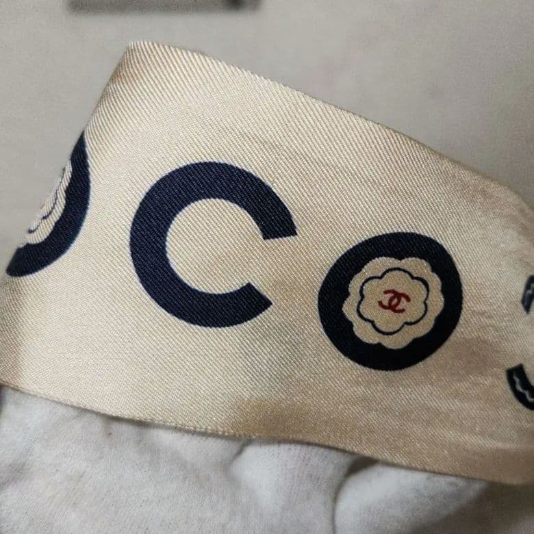 CHANEL　ココマーク スカーフ　シルク　ベージュ　カメリア